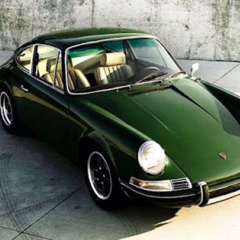 perfect rich dark green Green Porsche, Porsche Vintage, Porsche Classic, Ferdinand Porsche, Vintage Porsche, Porsche Macan, Vw Porsche, Racing Green, Classic Porsche