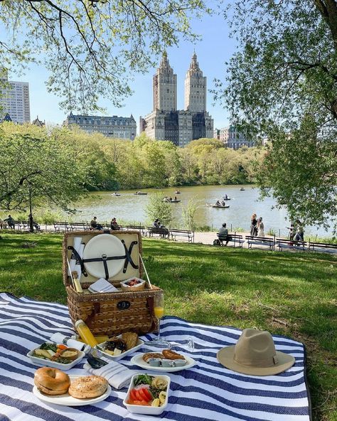 Central Park Aesthetic, Central Park Picnic, Summer In Nyc, Nyc Spring, Park Picnic, Spring In New York, New York Summer, Nyc Summer, Central Park Nyc