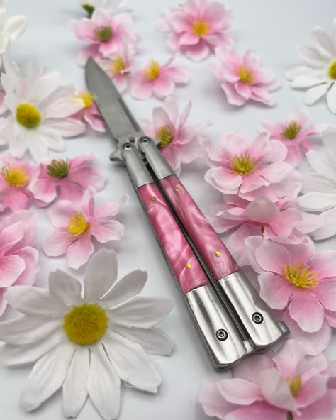 ✨Experience the power of precision. Our butterfly blades are made with care and attention to detail. 🛠️💪🏼 Pink Butterfly Knife, Butterfly Knife Aesthetic, Pink Pocket Knife, Coquette Gifts, Pink Knife, Butterfly Knives, Knife Aesthetic, Butterfly Knife, Pretty Knives