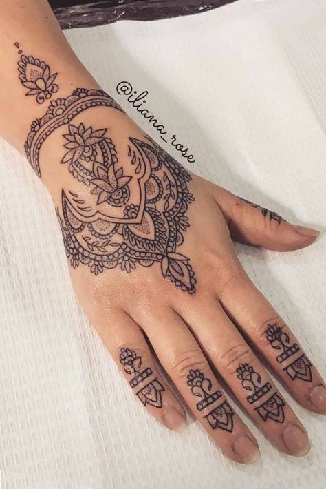 Hand Tattoos For Women You Will Want To Get Inked ★ Tattoo Year, Women Outline, Hand Inspiration, Tattoo Klein, Small Wave Tattoo, Full Hand Tattoo, Tattoo Portrait, Tattoo Vintage, Women Drawing