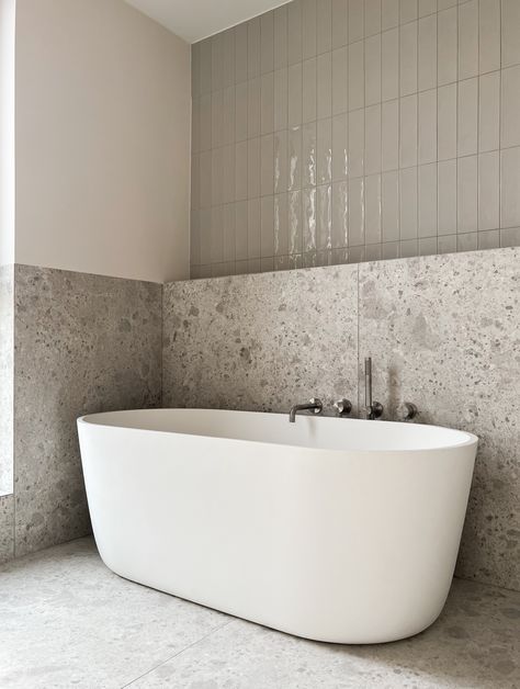 Bathroom Hamptons, White Freestanding Tub, Bathroom Tile Design Ideas, Gray Tiles, Best Bathroom Paint Colors, Japandi House, Guest Bathroom Design, Tile Design Ideas, House Bathrooms