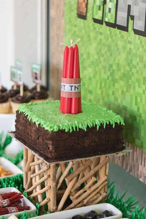 Looking for some awesome Minecraft birthday party ideas? This post is full of Minecraft party foods, Minecraft party decorations and more! #minecraft #partyideas #boyparties #boybirthday Minecraft Block Cake, Block Chocolate, Pastel Minecraft, Minecraft Party Food, Diy Minecraft Birthday Party, Green Frosting, Minecraft Bday, Minecraft Party Decorations, Minecraft Birthday Cake