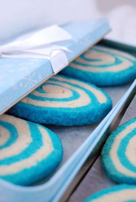 pinwheel sugar cookie Blue Party Foods, How To Make Pinwheels, Pinwheel Sugar Cookies, Pinwheel Cookies, Blue Desserts, Blue Cookies, Cookie Tutorials, Mood Food, Blue Food