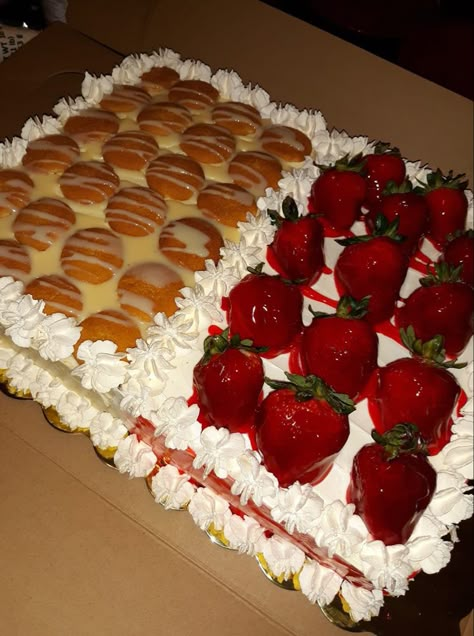 Half Strawberry, Strawberries And Bananas, Strawberry Crunch Cake, Cheesecake Cake Recipes, Cake With Strawberries, Banana Pudding Cake, Banana Pudding Cheesecake, Strawberry Shortcake Recipes, Crunch Cake