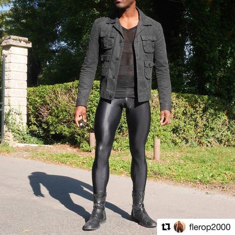 So tight! The 'bird' must have died a long time ago... Outfits With Tights, Leather Fashion Men, Masc Outfits, Tight Leather Pants, Mens Leather Clothing, Man In Black, Lycra Men, Mens Leather Pants, Gay Fashion