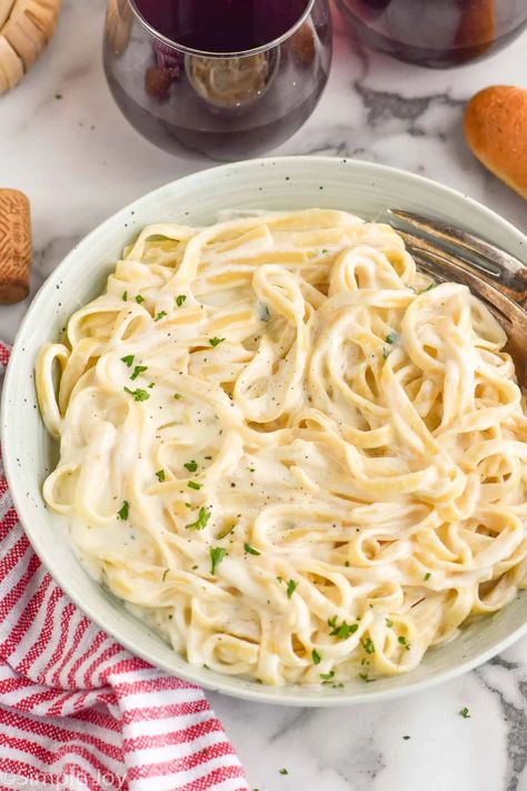 Fettuccine Alfredo is incredibly easy to make at home! With just four simple ingredients you can make this classic in your own kitchen. Fettachini Recipe, Make Ahead Fettucine Alfredo, Fedichinni Alfredo, Authentic Fettuccine Alfredo, Penne Alfredo Pasta, Linguini Alfredo, Easy Fettucini Alfredo, Easy Chicken Fettuccine Alfredo, Fettucini Alfredo Recipe