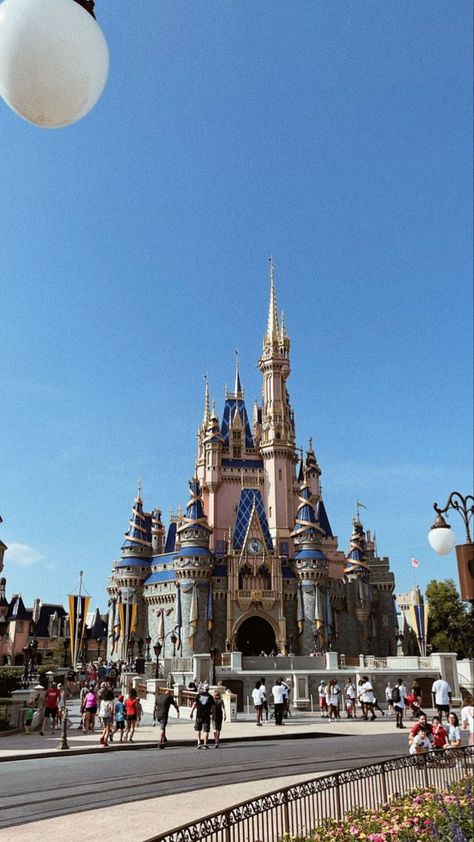 Disneyland Los Angeles Aesthetic, Disneyland California Castle, Disneyland Aesthetic California, Disneyland California Aesthetic, Disneyland California Pictures, Disneyland Wallpaper, Disneyland Los Angeles, Disneyland Florida, California Disneyland