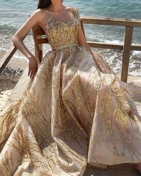 Gold Gowns Elegant, Golden Gown, Indian Wedding Gowns, Golden Dress, Gowns Dresses Elegant, Dinner Dress Classy, Pakistani Bridal Wear, Most Beautiful Dresses, Ball Gowns Evening