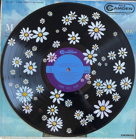 "12\"x12\" hand painted floral Daisy vinyl record.  Perfect to brighten up any room in your house or to be gifted to a friend or family member! Made with acrylic paint and a vinyl reord. *will ship as media mail unless otherwise requested*" Hanging Flower Decor, Record Painting Ideas, Vinyl Record Painting, Vinyl Record Art Ideas, Painted Records, Vinyl Paintings, Cd Wall Art, Painted Vinyl Records, Vinyl Art Paint