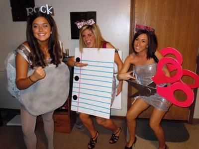 Rock, Paper, and Scissors for Halloween, hahaha :) 30 Unexpected Halloween Costumes You Can DIY Rock Paper Scissors Costume, Geek Outfit, Carnaval Make-up, Halloween Costumes You Can Make, Diy Fantasia, Homemade Halloween Costumes, Rock Paper Scissors, Homemade Halloween, Group Halloween Costumes