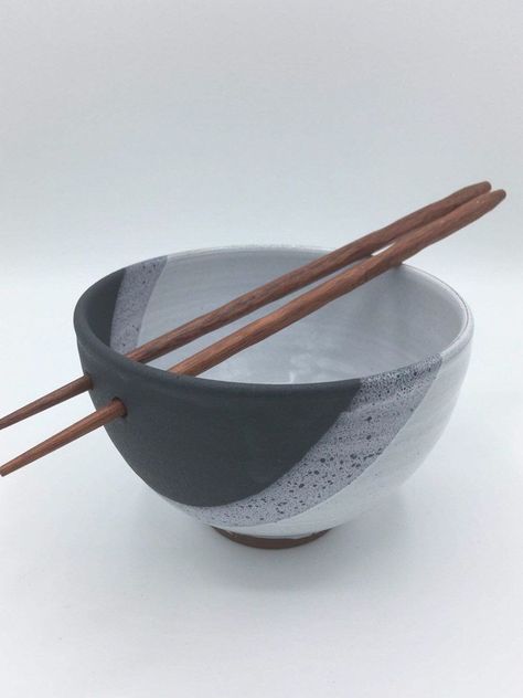 Ceramic Noodle Bowl, Ceramic Pinch Pots, Ramen Bowls, Handmade Pottery Bowls, Beginner Pottery, Japanese Bowls, Pottery Teapots, Keramik Design, Noodle Bowl