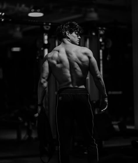 Male Silouhette Aesthetic, Aesthetic Man Physique, Fitness Man Aesthetic, Dark Gym Aesthetic Men, Guys Working Out, Muscle Man Aesthetic, Guy Working Out, Gym Photography Men, Male Fitness Goals