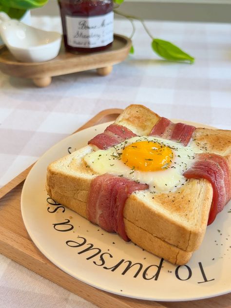 Baked Egg & Bacon Toast Egg In A Basket, Bacon Toast, Kawaii Kitchen, Oven Baked Bacon, Baked Egg, Bacon In The Oven, Breakfast Prep, Baked Bacon, Breakfast Toast