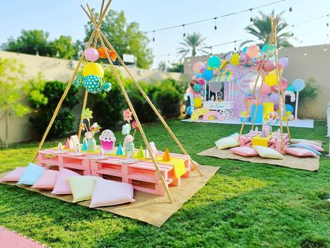 Birthday Pallet Ideas, Candyland Backdrop, Backyard Kids Party, Easter Tea Party, Pallet Kids, Candy Wall, Diy Kids Party, 30th Birthday Themes, Low Seating