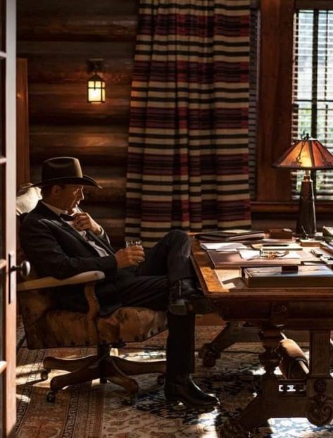 John Dutton Aesthetic, Yellowstone House Aesthetic, Dutton Ranch Yellowstone House Interior, Yellowstone Tv Series Interiors, Dutton Ranch Yellowstone House, Cowboy Office, Montana Ranch Aesthetic, Dutton House, Bedrom Ideas