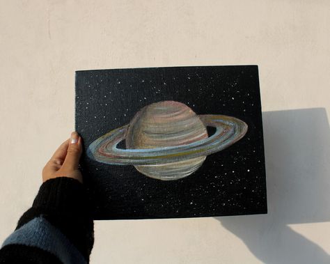 Acrylic painting, planets, saturn Saturn Painting Aesthetic, Moon And Saturn Painting, Painting Of Saturn, Saturn Painting Acrylic, Lukisan Ideas, Painting Saturn, Saturn Painting, Saturn Drawing, Circular Canvas Painting