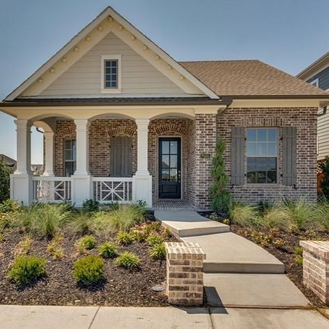 David Weekley Homes on Instagram: “There are a lot of reasons to love a stylish single-story home like The Hillcott. Click the link in our bio to see what makes this plan so…” New Build House Ideas One Story, Medium Size Homes, One Story House Aesthetic, 1 Story Home Exterior, Aesthetic One Story House, Houses Exterior One Story, Cute One Story House, One Story Exterior Design, Houses 1 Story