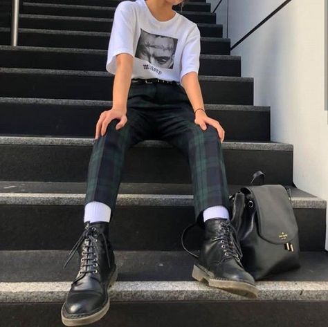 Green Plaid Pants Outfit, Green Plaid Pants, Plaid Pants Outfit, Plaid Pant, 90s Streetwear, Aesthetic Clothing, Indie Fashion, Mode Inspo, Plaid Pants