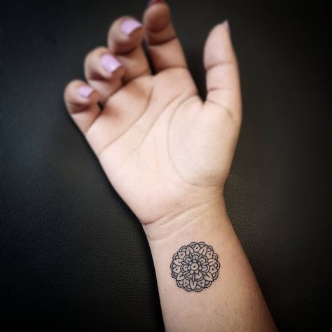 Mandala Wrist Tattoo, Small Mandala Tattoo, Circular Tattoo, Small Wave Tattoo, Small Mandala, Tattoos Infinity, Mini Mandala, Cool Wrist Tattoos, Tattoos Mandala