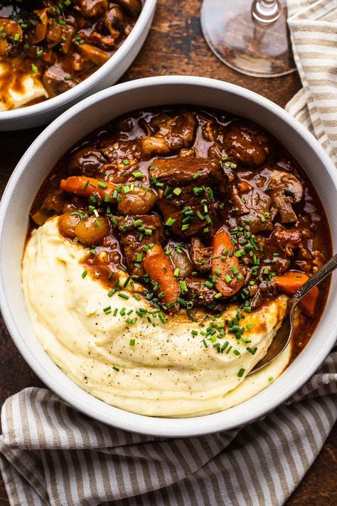 Beef Bourguignon Recipe, Easy Holiday Recipes, Where's The Beef, French Recipes, French Cooking, Fall Dinner, Seitan, Beef Dishes, French Food