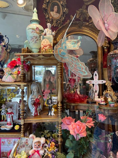 #thrift #aesthetic #maximalism #shoping #mirror Thrifted Maximalist, Spring Maximalism, Art Maximalism, Aesthetic Maximalism, Maximalism Aesthetic, Victorian Maximalism, Girls Bedroom Vintage, Vintage Maximalism, Thrift Aesthetic