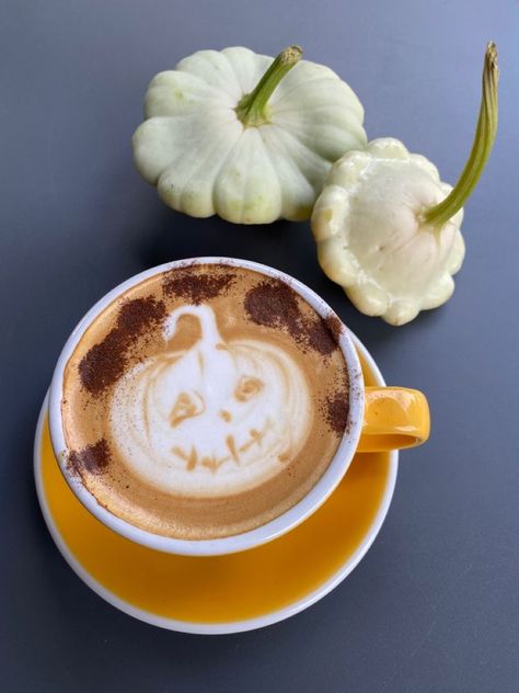 Pumpkin Latte Art, Insta Marketing, Spooky Coffee, Art Pumpkin, Pumpkin Latte, Pretty Drinks, Pumpkin Art, Latte Art, Pumpkin Spice Latte