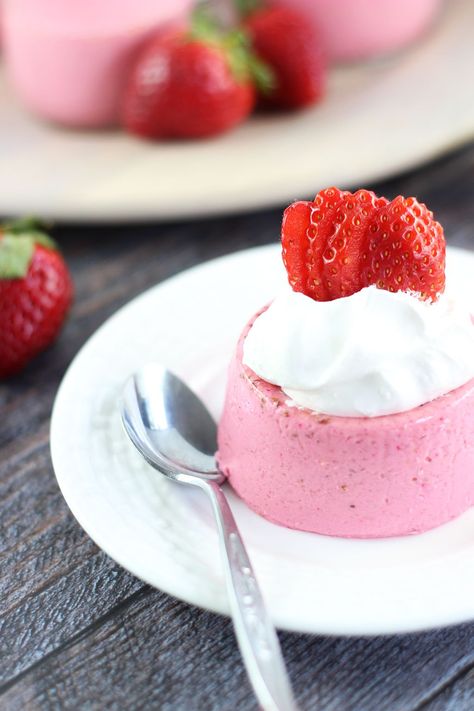 Strawberry Panna Cotta Easy Panna Cotta, Strawberry Panna Cotta Recipe, Easy Panna Cotta Recipe, Strawberry Panna Cotta, Cheerios Cereal, Honey Nut Cheerios, Panna Cotta Recipe, Strawberry Balsamic, Balsamic Recipe