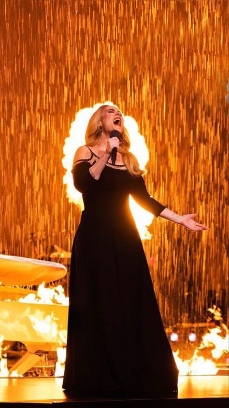 Skyfall Aesthetic Adele, Adele Wallpaper Aesthetic, Adele Singing, Adele Performing, Adele Fashion, Concert Weekend, Adele Aesthetic, Adele Skyfall, Adele Singer