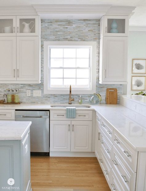 20 Inspiring Kitchen Remodel Ideas to Steal Beach Kitchen Ideas, Kitchen Beach House, Coastal Kitchen Design, Kitchen Diy Makeover, Beach Kitchens, Condo Kitchen, Beach House Kitchens, Diy Kitchen Decor, Beach House Interior