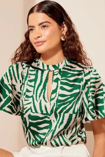 Green Friends Like These Printed Flutter Sleeve Keyhole Blouse Beautiful Blouses For Women, Casual Blouse Women, Girls Lunch, Lunch Outfit, Long Blouse Designs, Casual Chic Outfits, Keyhole Blouse, The Perfect Girl, Casual Chic Outfit