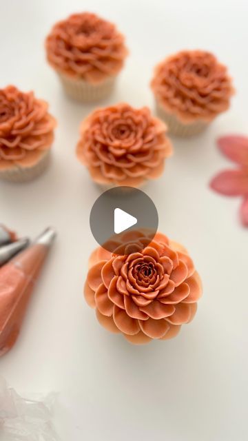 Dahlia Flower Cupcakes, Fall Flower Cupcake Tutorial, Fall Flowers Cake Buttercream, Thanksgiving Cupcake Bouquet, Buttercream Fall Flowers, Fall Flower Cupcakes Ideas, Fall Flower Cake Ideas, Flower Icing Tutorial, Fall Color Cupcakes