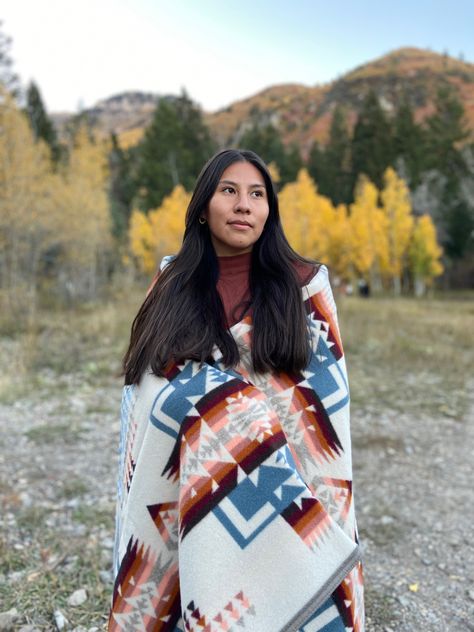 Native American Western Outfits, Indigenous Style Fashion, American Girl Aesthetic, American Beauty Standards, Native American Girl, Native American Hair, American Indian Girl, Native Women, Native American Tattoo