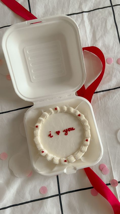 Couple Bento Cake Design, Valentine Mini Cakes Ideas, Mini Cake Anniversary, Small Cakes Ideas Minis, Bento Cake Aesthetic, 1st Anniversary Cake, Birthday Cale, Anniversary Cake Designs, Cake For Boyfriend