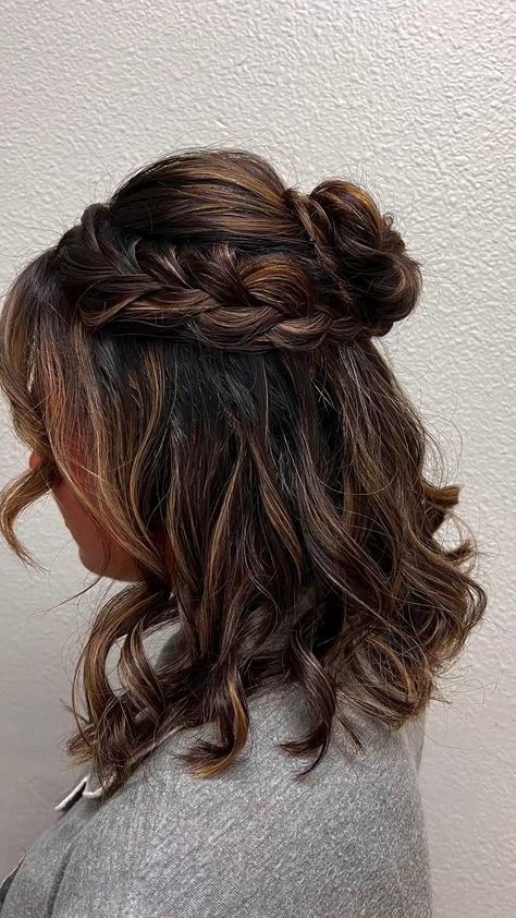 Fancy Hairstyles Medium Length, Fancy Ponytail Hairstyles Short Hair, Short Hairstyle Women Fancy, Half Up Half Down Wedding Hair Medium Length, Shoulder Length Wedding Hairstyles, Hoco 2024, Sanggul Modern, Bridemaids Hairstyles, Hoco Ideas