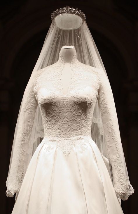 Alexander Mcqueen Wedding Dresses, Kate Middleton Wedding Dress, Famous Wedding Dresses, Düşes Kate, Royal Wedding Gowns, Middleton Wedding, Kate Middleton Wedding, Prins William, Princesa Real