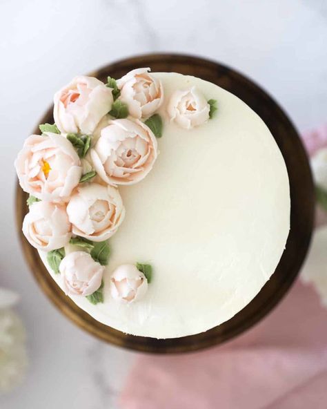 Top Down view of a lemon elderflower cake with soft pink buttercream peonies Wedding Cakes Recipe, Elderflower Cake, Lemon Cake Filling, Peony Cake, Royal Wedding Cake, Preppy Kitchen, Wedding Cake Recipe, Meringue Buttercream, Swiss Meringue