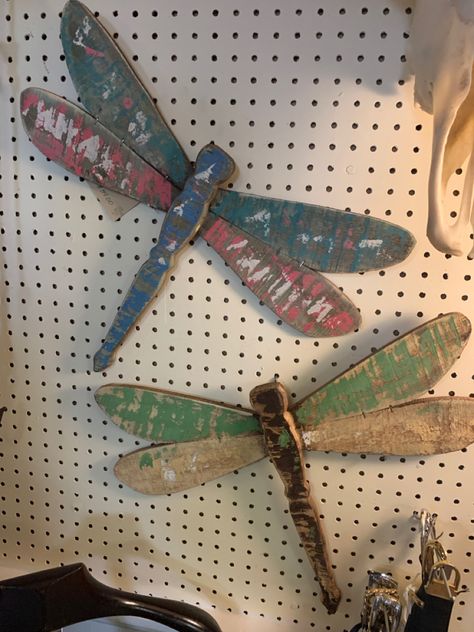 Dragonfly Fan Blades Diy, Fan Blades Dragonfly Diy, Dragonfly Made Out Of Ceiling Fan Blades, Wooden Dragonfly Yard Art, Dragonfly Yard Art Wood, Wood Dragonfly, Ceiling Fan Crafts, Dragonfly Yard Art, Fan Blade Art