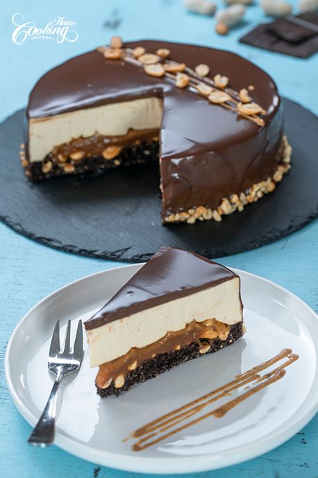 Snickers Mousse Cake, Caramel Chocolate Mousse Cake, Peanut Chocolate Cake, Choc Mouse Cake, Snickers Chocolate Cake, Snicker Cake Recipe, Cake Competition Ideas, Snickers Dessert Recipes, Mousse Cake Decoration Ideas