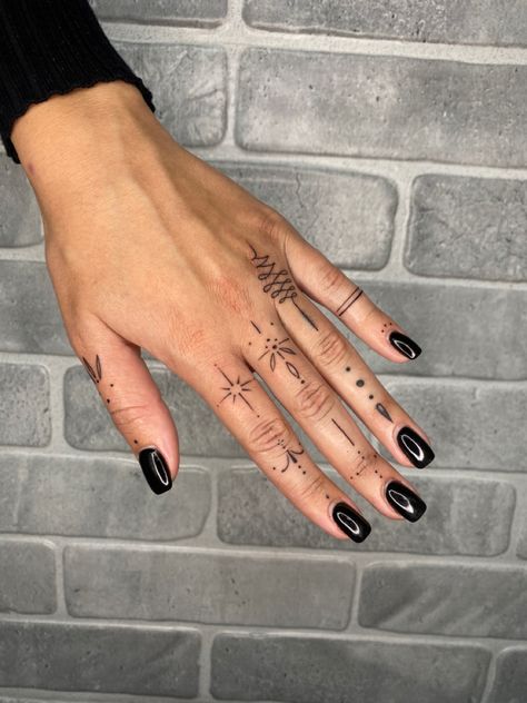 Tattoo Main, Finger Tattoo Ideas, Simple Hand Tattoos, Thumb Tattoos, Small Finger Tattoos, Finger Tattoo For Women, Finger Tats, Hand And Finger Tattoos, Boho Tattoos