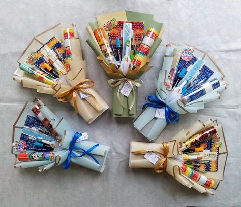 Graduation Candy Bouquet, Birthday Candy Bouquet, Bucket Crafts, Diy Eid Gifts, Diy Gift For Bff, Food Bouquet, Diy Bouquet Wrap, Birthday Goodie Bags, Handmade Gifts Diy