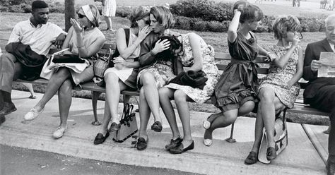 Two of the women in Garry Winogrand’s 1964 photograph “World’s Fair, New York City” recollect that summer afternoon. Famous Street Photographers, Garry Winogrand, Lee Friedlander, Walker Evans, Robert Frank, Diane Arbus, San Francisco Museums, Urban Culture, Henri Cartier Bresson