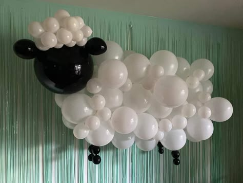 Sheep Balloon Decoration, Shaun The Sheep Decoration, Shaun The Sheep Birthday Party Decor, Sheep Decorations, Sheep Birthday Party, Sheep Party, Eid Activities, Sheep Decor, Baby Lamb Baby Shower