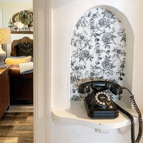 Telephone Nook Hallway, Phone Niche Ideas, Old Phone Nook Ideas, Telephone Nook Ideas, Phone Nook Ideas, Phone Niche, Telephone Nook, Old Phones, Fabulous Wallpaper