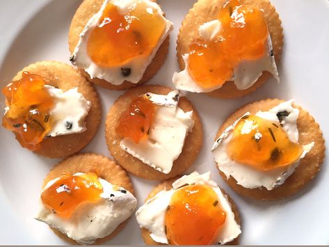 Easy Brie and Jam Appetizer Ritz Cracker Bites Recipe – Melanie Cooks Essen, Ritz Appetizers, Canapes Gourmet, Jam Appetizer, Brie Cheese Appetizer, Cracker Bites, Brie Cheese Recipes, Toast Aperitif, Crackers Appetizers