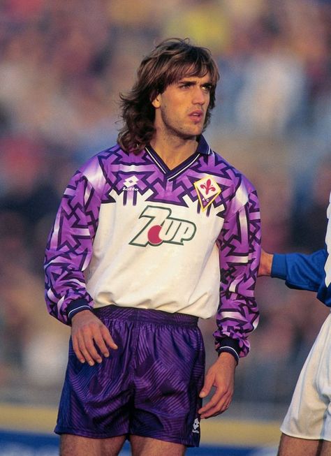 Gabriel Batistuta (Fiorentina) Daniel Passarella, Vintage Football Shirts, Retro Football Shirts, Football Vintage, Best Football Players, Classic Football Shirts, Football Images, Football Uniform, Football Fashion