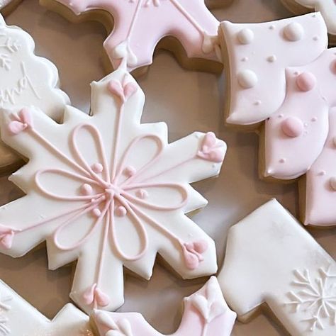 Pink Snowflake Cookies, Pink Gingerbread Cookies, Pink Christmas Food, Aesthetic Christmas Cookies, Pink Christmas Cookies, Icing Consistency, Christmas Chocolate Chip Cookies, Christmas Cookie Icing, Ombre Christmas Tree