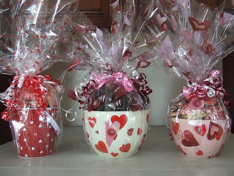 cookies and treats inside decorated bowls & pails wrapped with cellophane. Cute! Decor Cookies, Gift Ideas Valentines Day, Cookies Valentines, Gift Ideas Valentines, Valentines Gift Ideas, Cadeau St Valentin, Ideas Valentines Day, Valentines Day Baskets, Valentine Gift Baskets