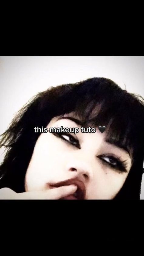 Emo Makeup Ideas Goth, Alt Eyeshadow Tutorial, Alt Nails Simple, Eddy Stonem Makeup, Early 2000s Makeup Looks Grunge, Grunge Hooded Eye Makeup, Simple Alt Makeup Look, Simple Grunge Makeup Looks, Easy Alt Makeup Look