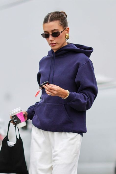 Blue Hoodie Outfit, Dark Blue Hoodie, Hailey Baldwin Street Style, Hailey Bieber Outfits, Hailey Baldwin Style, University Style, Royal Outfits, Winter Fits, Hoodie Outfit