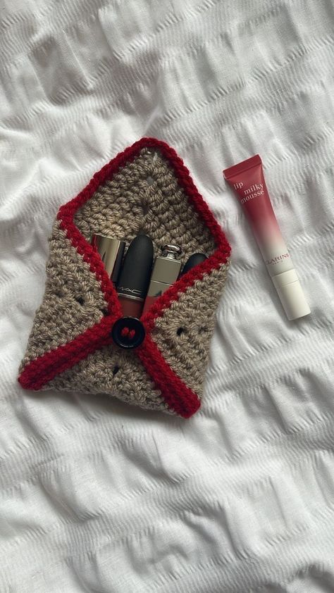 Small Business Crochet Ideas, Small Crochet Ideas Simple, Small Crochet Gifts, Patterns Simple, Aesthetic Cozy, Crochet Bag Pattern Free, Crochet Pouch, Cozy Crochet, Aesthetic Crochet